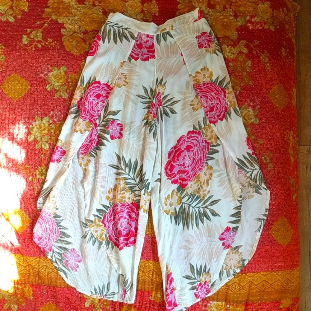 Billabong Floral capris